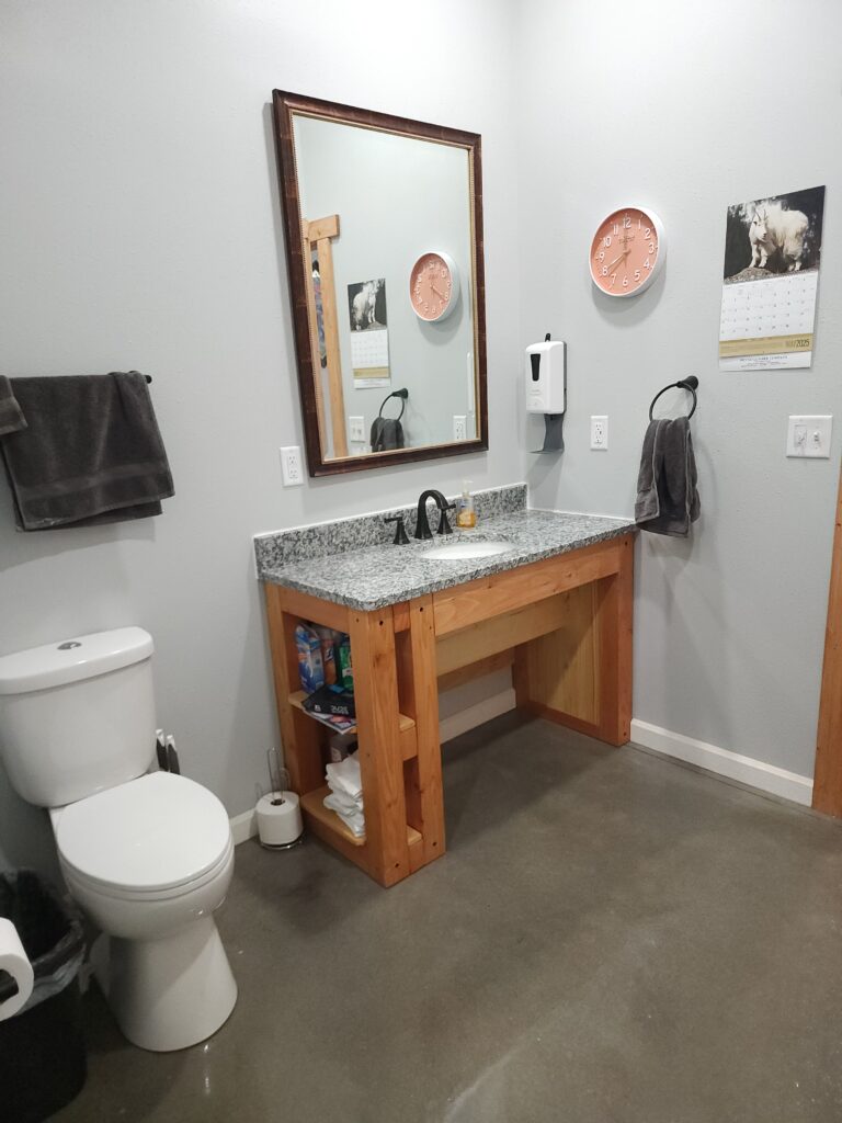 Main Lodge primary bathroom